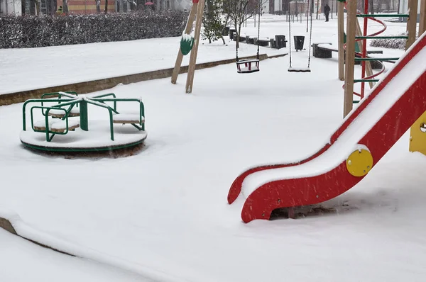 Aire de jeux pour enfants en hiver enneigée chutes de neige . — Photo