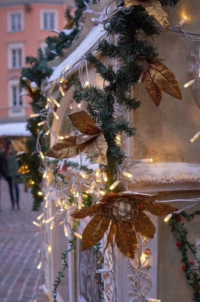 Décorations de Noël extérieures à la maison — Photo