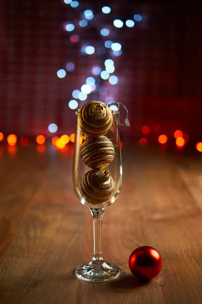 Copa de champán con decoraciones de árboles de Navidad — Foto de Stock