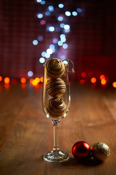 Copa de champán con decoraciones de árboles de Navidad — Foto de Stock