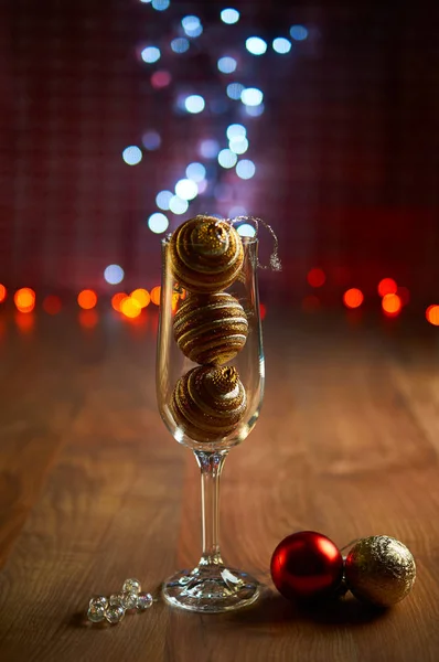 Copa de champán con decoraciones de árboles de Navidad — Foto de Stock