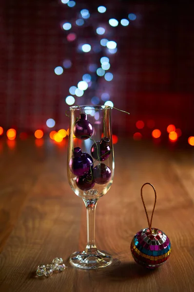 Verre de champagne avec décorations d'arbres de Noël — Photo