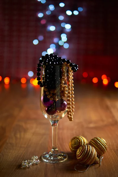 Verre de champagne, décorations d'arbres de Noël et perles — Photo