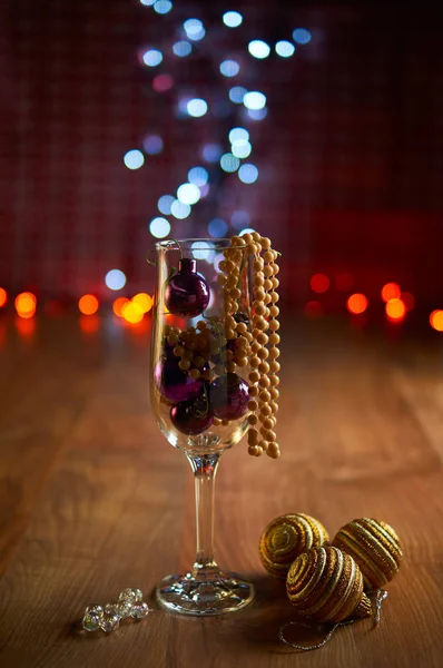 Copa de champán, decoraciones de árboles de Navidad y abalorios — Foto de Stock