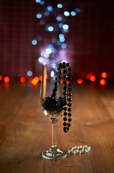 Verre de champagne et perles — Photo