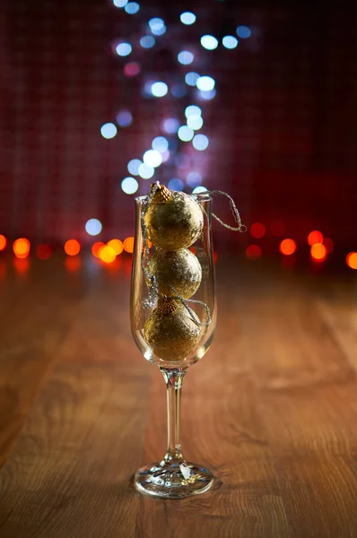 Verre de champagne avec décorations d'arbres de Noël — Photo