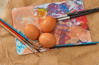 kahverengi Paskalya yortusu yumurta boyama