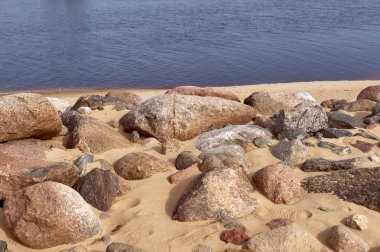 büyük boyutlu granit kayalık plaj