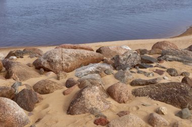 büyük boyutlu granit kayalık plaj