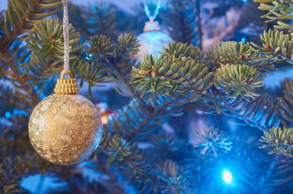 Beau sapin de Noël et décoration — Photo