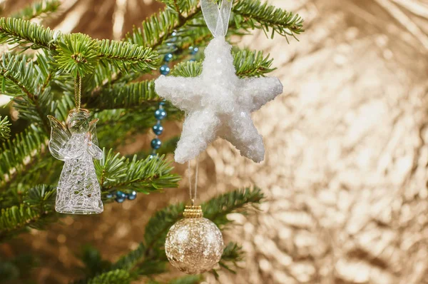 Beau sapin de Noël et décoration — Photo