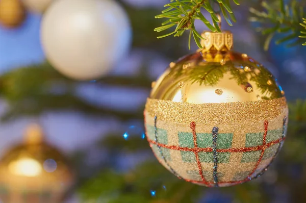 Portre üzerinde Noel ağacı süsle