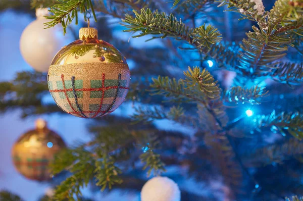 Detailní záběr na vánoční strom dekorace — Stock fotografie