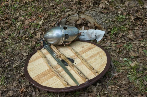 Vieux bouclier avec épée et casque — Photo