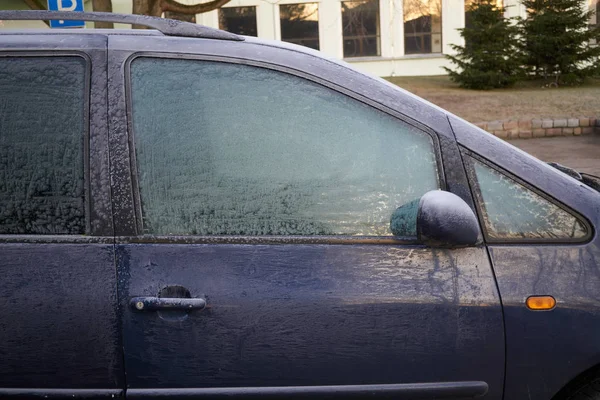 Donmuş araba windows, şehrin sokaklarında erken sabah