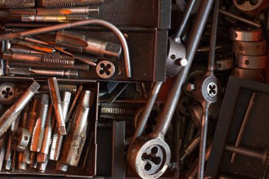 Kutusunda metal aletleri