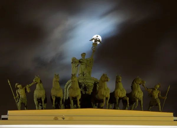 Dolunay üzerinde zafer savaş arabası St Petersburg Palace Square