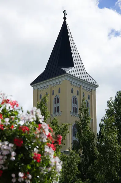 Der alte Turm durch Blumenstrauß und Baumkrone — Stockfoto