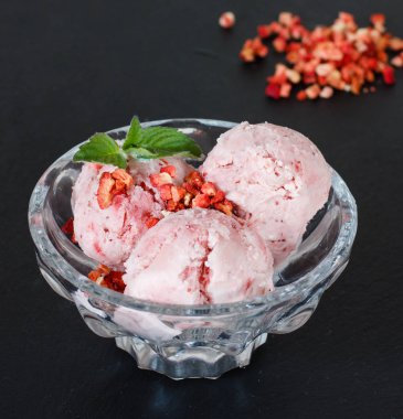 ev yapımı çilekli dondurma