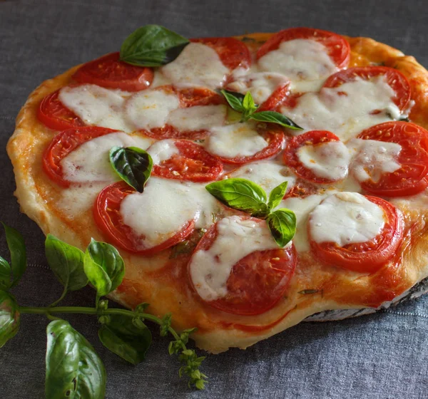 İtalyan pizza margarita — Stok fotoğraf