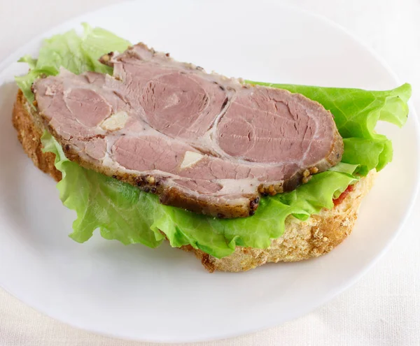 Aptitretande smörgås med gröna och kött — Stockfoto
