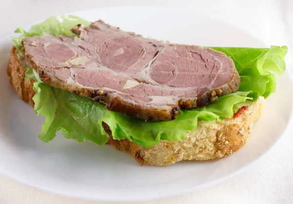 Smörgås med gröna och kött — Stockfoto