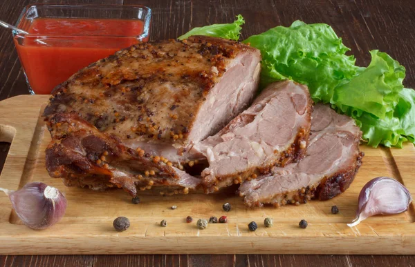 Sült sertéshús, fokhagymás, paradicsomos mártással — Stock Fotó