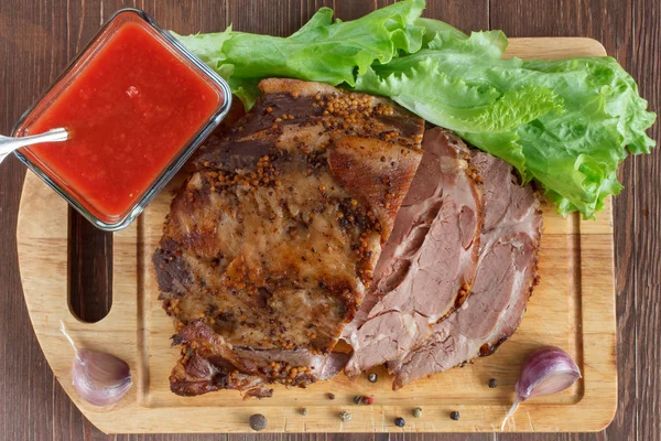 Ugnsbakad skinka med vitlök och tomatsås — Stockfoto