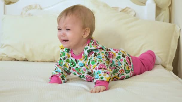 Kleine baby huilen liggend op het bed — Stockvideo