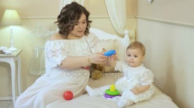 Anne ve küçük kızı bir piramit toplamak