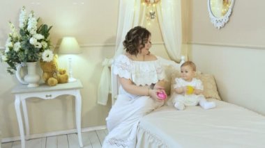 Güzel kadın küçük kız beyaz elbisenin içinde top oynamak nasıl gösterir