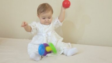 Küçük güzel kız bir piramit ve gülümser çalış