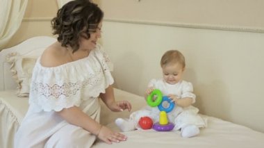 Güzel bir kadın ve küçük kız parlak bir piramitte oynuyorlar