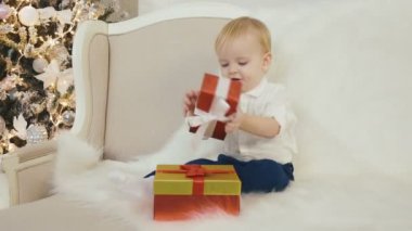Küçük bir çocuk için hediyeler güzel kutularını çalış