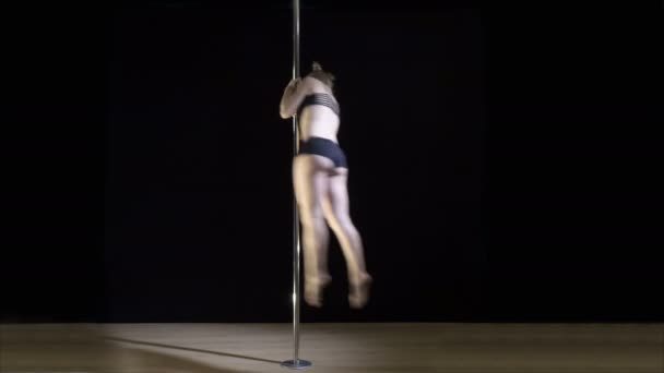 Jovem mulher loira mostra elementos pole dancing — Vídeo de Stock