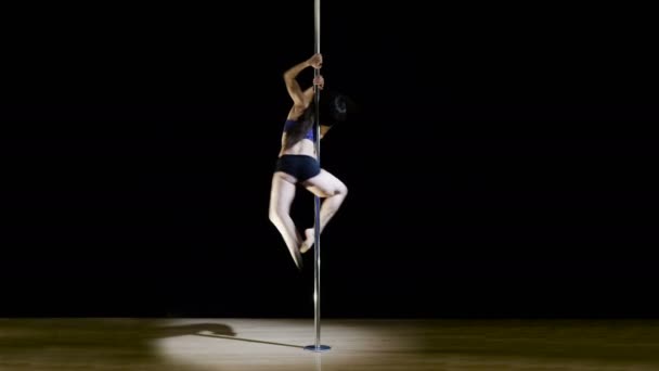 Young beautiful girl on a pylon shows dance elements — Stock Video