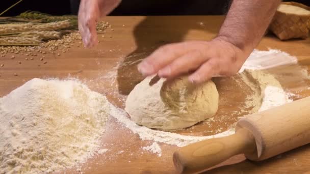 Хліб посипають борошном через сито — стокове відео