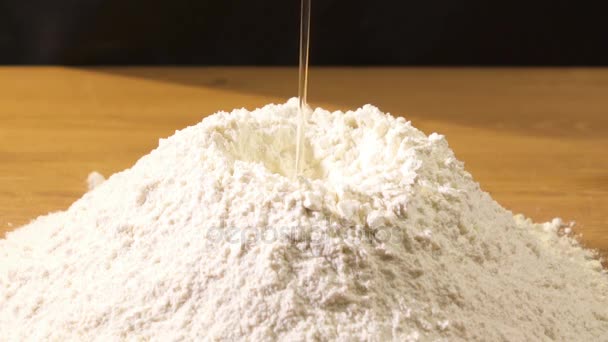 スローモーション。ふるいにかけた小麦粉に卵が壊れています。 — ストック動画