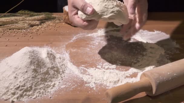 Le cuisinier pétrit la pâte avec ses mains et saupoudre de farine — Video