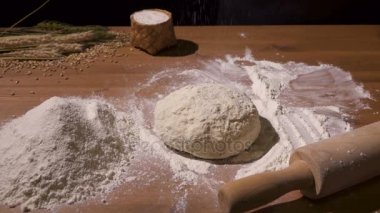 Ekmek unu bir elek kullanarak dökülür