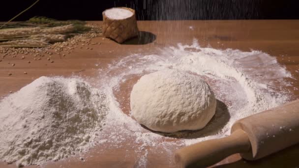 Хліб посипають борошном, використовуючи сито — стокове відео