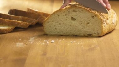 Ekmek bir ahşap tahta üzerinde ince dilimler halinde kesilir
