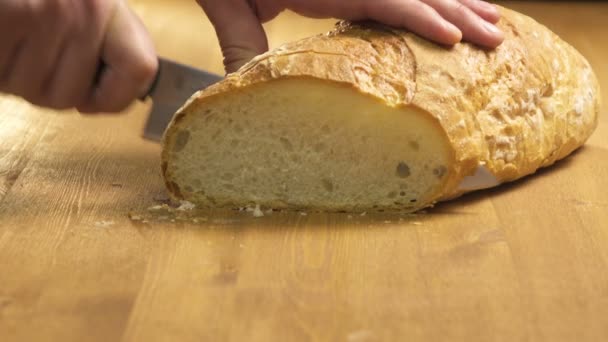 El cocinero corta el pan en rodajas finas — Vídeos de Stock