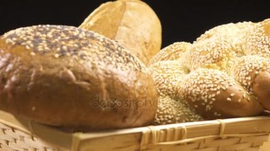 Kapat-up.Bread farklı türde sepete yatıyor ve masaya döner
