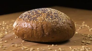 Karanlık ekmek masaya dönüyor