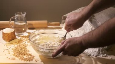 Aşçı bir cam kase hamur karışımları
