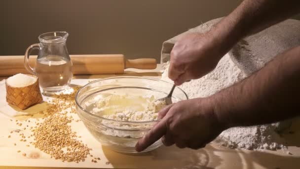 El cocinero mezcla la masa en un tazón de vidrio — Vídeos de Stock