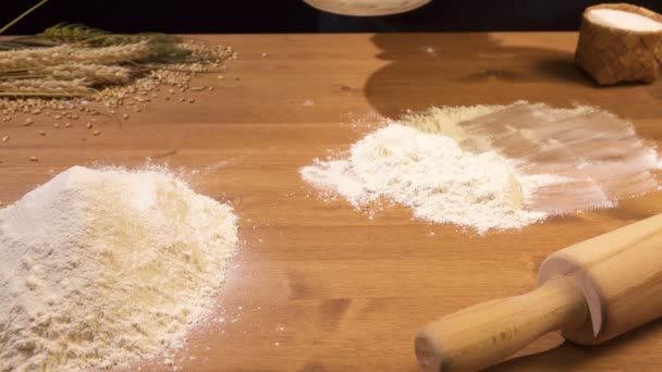 O cozinheiro coloca a massa em uma mesa vazada de farinha — Vídeo de Stock