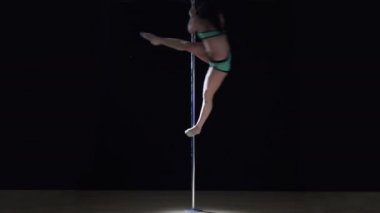 Yeşil mayo pilon üzerinde uzanan iyi genç kadın