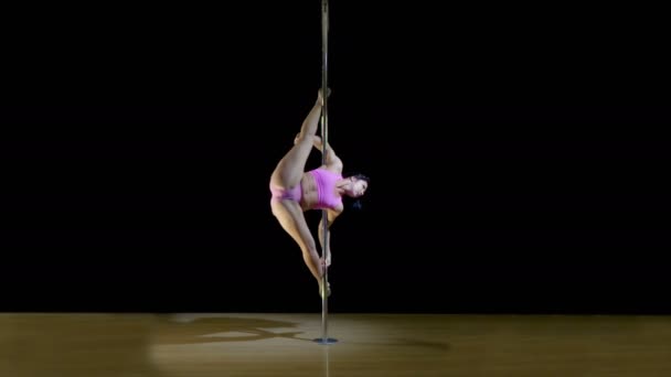 Krásná brunetka v růžové plavky půvabně tančí poblíž pylon — Stock video